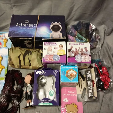 LOT OF ASSORTED TOYS, GAMES AND DECORATIVE ITEMS 