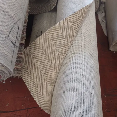 ROLL OF QUALITY GATSBY GOLDEN AGE CARPET - APPROXIMATELY 4 x 2.73m