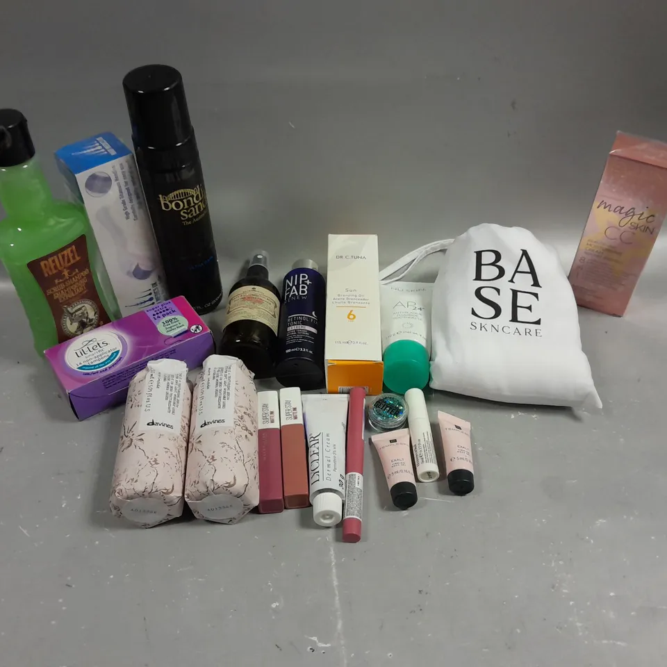 BOX OF APPROXIMATELY 10 COSMETIC ITEMS TO INCLUDE MOISTURISING CREAM, BONDI SANDS ULTRA DARK , REUZEL SHAMPOO, ETC