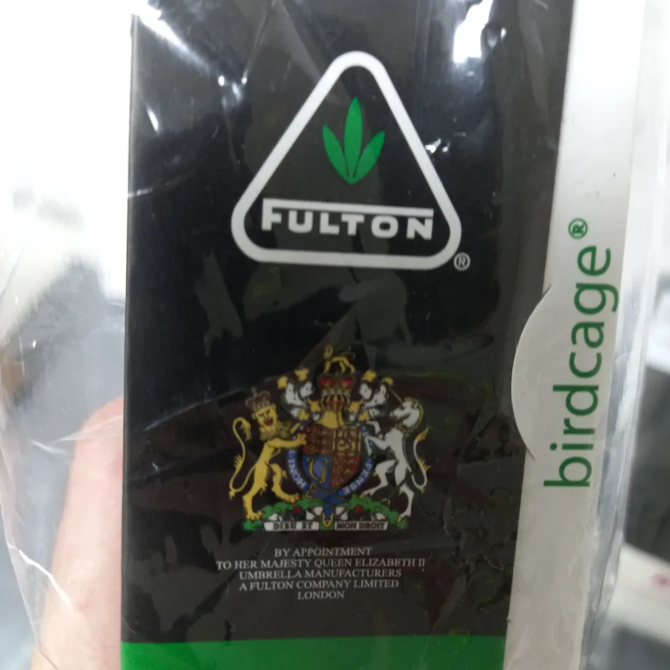 A SELECTION OF ITEMS TO INCLUDE A  FULTON BIRDCAGE UMBRELLA BLACK & WHITE, A UNIVERSAL TV AERIAL AND 2 FITTED SHEETS  