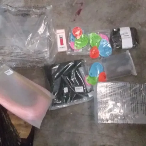 PALLET OF ASSORTED ITEMS INCLUDING GOGOKIDS INFLATABLE CACTUS WITH SPRINKLER, JUPSK SCREWS AND WALL MOUNTS, 4 SHEET WRAPPING PAPER, THAMSPORO ICE CUBE TRAY, WATCH CASE, ARTIFICAL PLANT WEDDING ARRAN