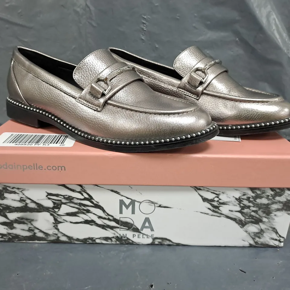 BOXED PAIR OF PELLE IN MODA KINZEY LOAFERS IN METALLIC PEWTER SIZE 3