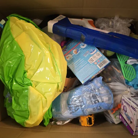APPROXIMATELY 25 ASSORTED TOYS, GAMES, GIFTS AND NOVELTIES TO INCLUDE GELLI BAFF, FLYING SPINNER, SUPERIOR WATER GUN, ETC - COLLECTION ONLY