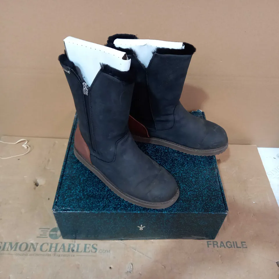 BOXED PAIR OF EMU AUSTRALIA BOOTS - SIZE W7