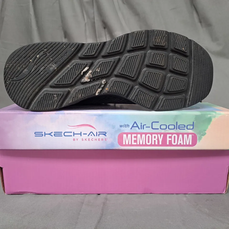 BOXED PAIR OF SKECHERS SHOES IN BLACK UK SIZE 7