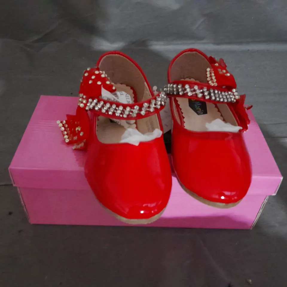 APPROXIMATELY 14 BOXED PAIR OF TIA MARIA KIDS MARY JANE SHOES IN RED VARIOUS SIZES TO INCLUDE SIZE 30EU