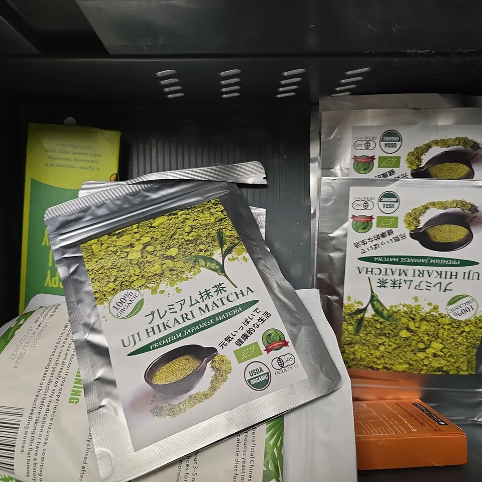 APPROXIMATELY 10 ASSORTED FOOD & DRINK ITEMS TO INCLUDE - VITA COCONUT OIL , MATCHA , HUEL CINNAMON SWIRL ETC