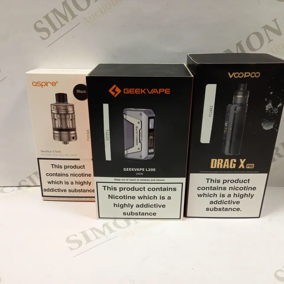 BOX OF APPROXMATELY 30 E-CIGARETTES AND LIQUIDS TO INCLUDE VOOPOO DRAG X PRO KIT, GEEKVAPE L200 200W, ASPIRE NAUTILUS 3 TANK IN BLACK, ETC