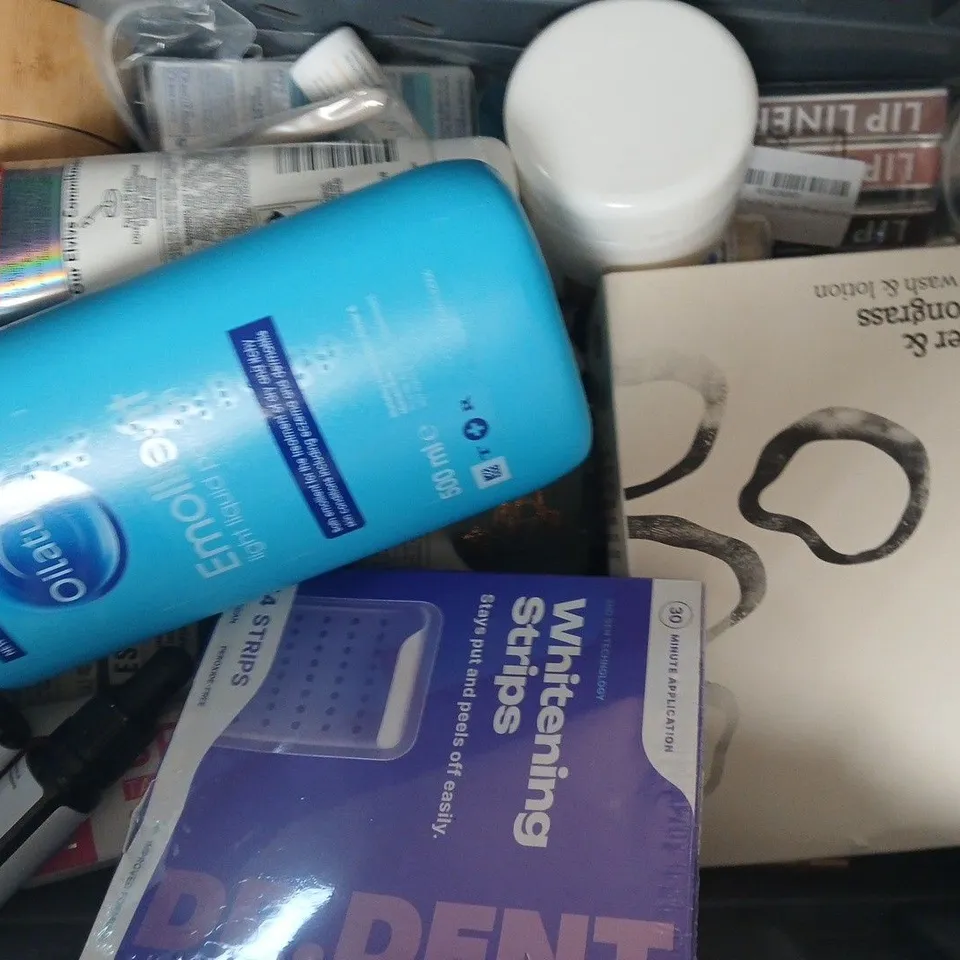APPROXIMATELY 20 ASSORTED COSMETIC ITEMS INCLUDING VARIOUS MAKES AND BRANDS - COLLECTION ONLY