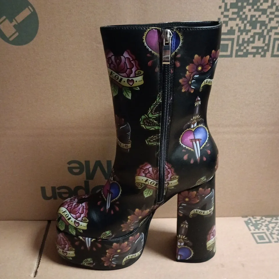 BOXED PAIR OF KOI VERDICT OF A SERPENT & DAGGER HEELED BOOTS IN BLACK SIZE UK 5