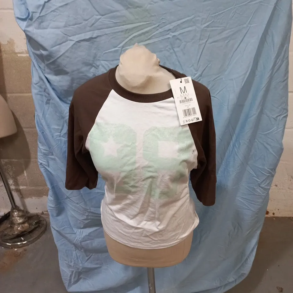 STRADIVARIUS T-SHIRT – WHITE WITH BROWN RAGLAN SLEEVES – SIZE M