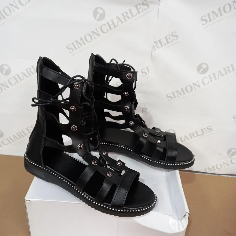BOXED PAIR OF DESIGNER BLACK ROMAN STYLE SANDALS SIZE 38