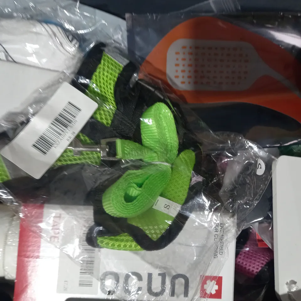 LOT OF APPROXIMATELY 10 ASSORTED HOUSEHOLD ITEMS TO INCLUDE ZERO IN ANT KILLER POWDER, HOZELOCK ULTRAMAX JET SPRAY, ZWIFT RUN PRO, ETC