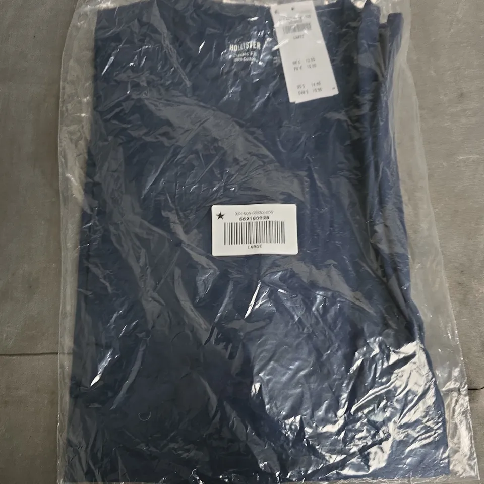 BAGGED HOLLISTER CLASSIC FIT TEE IN NAVY - LARGE