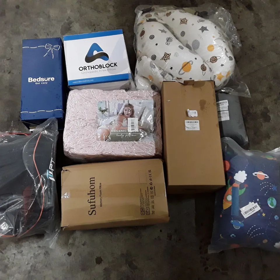 PALLET CONTAINING ASSORTED PILLOWS & CUSHIONS INCLUDING MEMORY FOAM PILLOW, BODY PILLOW, ORTHOPAEDIC KNEE PILLOW, SEAT CUSHION, SINGLE LEG ELEVATION PILLOW