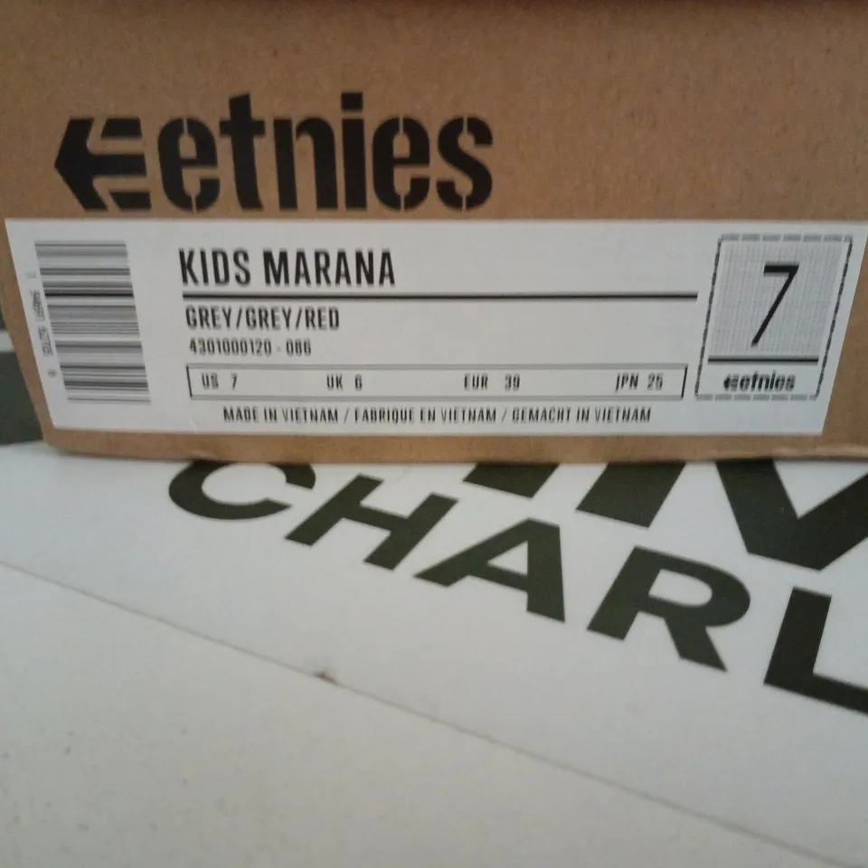 ETNIES KIDS MARANA GREY TRAINERS UK 6 BOXED