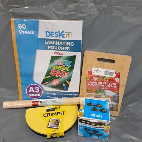 APPROXIMATELY 20 ASSORTED HOUSEHOLD ITEMS TO INCLUDE BAMBOO CUTTING BOARD, CRIMPIT 2IN1 BAKING TRAY, SOLAR GROUND SPOTLIGHT, ETC - COLLECTION ONLY