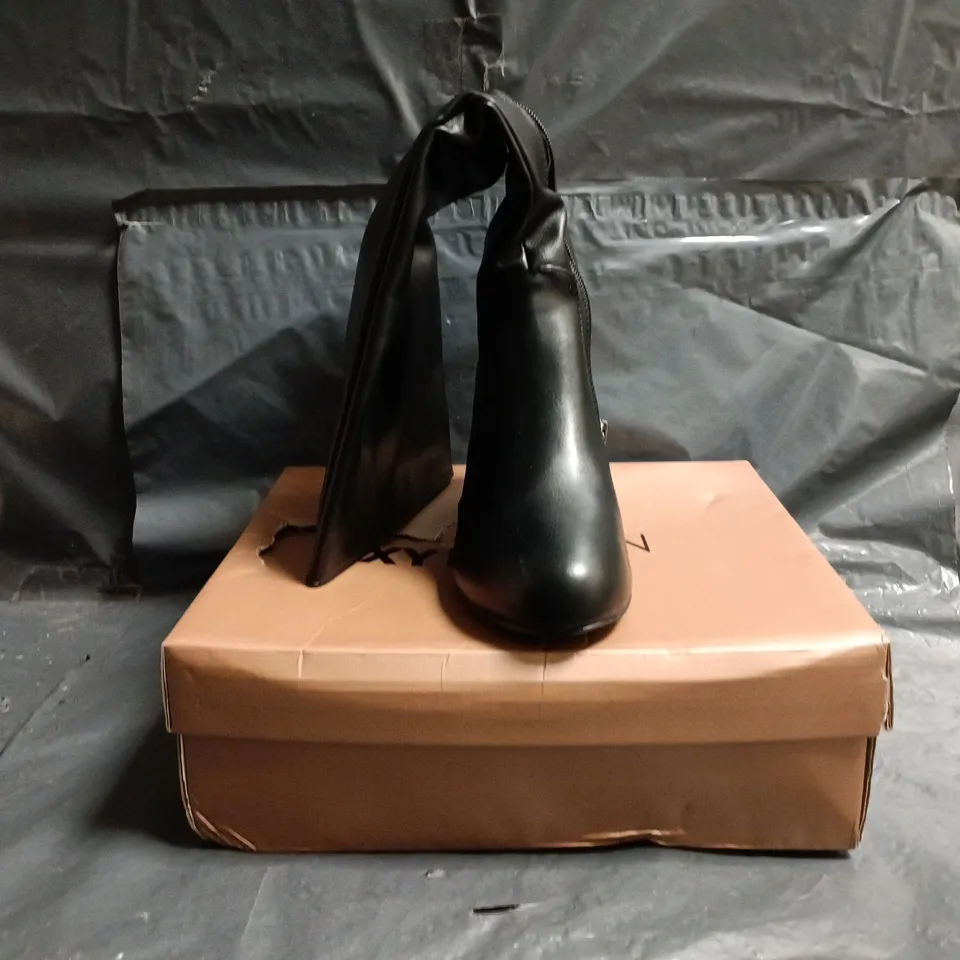 BOXED PAIR OF XY LONDON SYNTHETIC LEATHER KNEE-HIGH BLOCK HEEL BOOTS IN BLACK SIZE UK 5