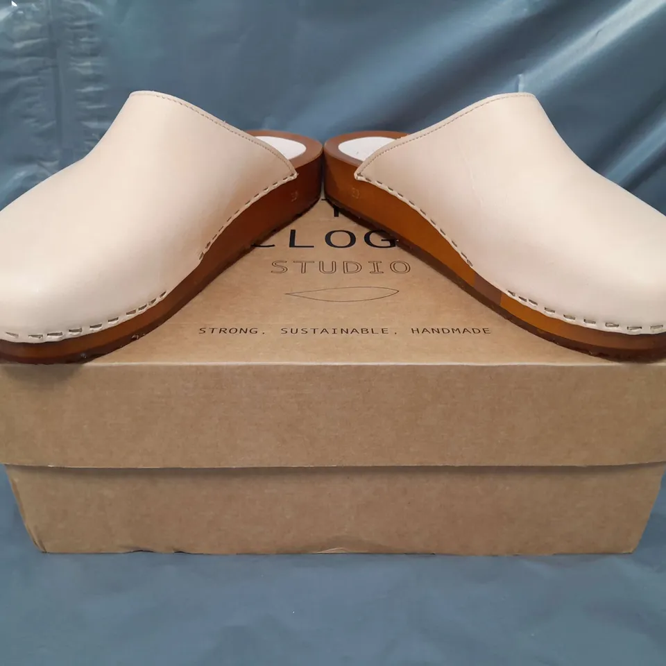 BOXED PAIR OF KITTY CLOGS STUDIO CLOGS IN NATURAL EU SIZE 39