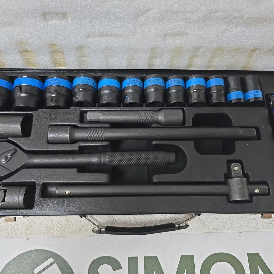 23-PIECE HEAVY-DUTY SOCKET SET FEATURING A METAL CARRY CASE