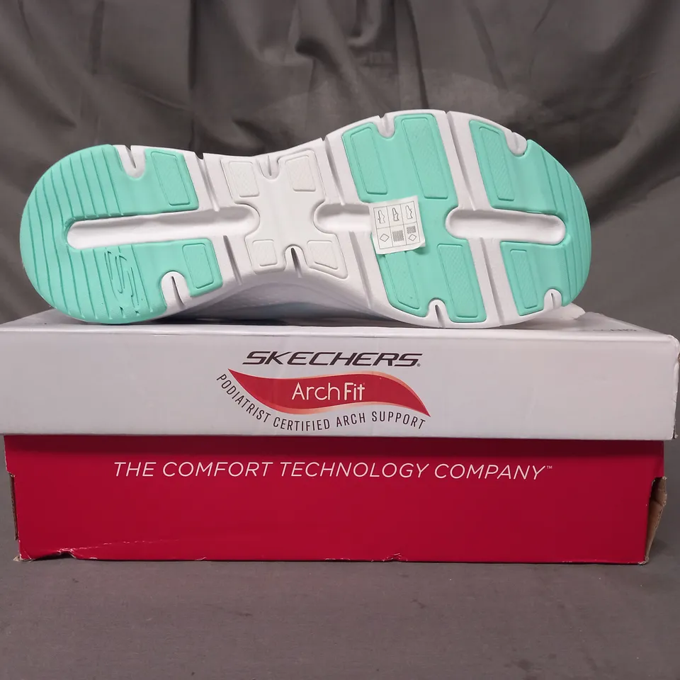 BOXED PAIR OF SKECHERS ARCH FIT TRAINERS IN WHITE/BLUE SIZE 8