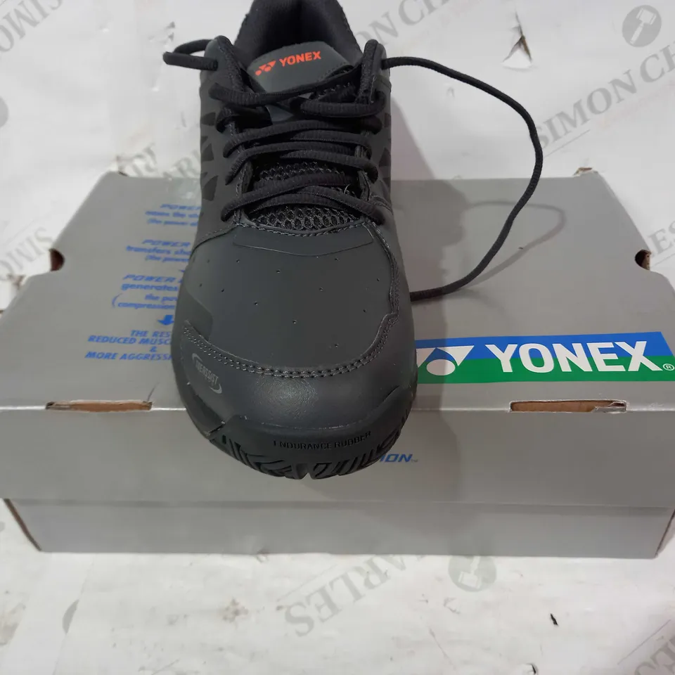 BOXED PAIR OF YONEX LUMIO SHOES IN GREY/ORANGE/BLACK UK SIZE 9.5