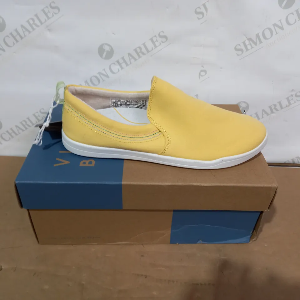 BOXED PAIR OF VIONIC BEACH SHOES - SIZE 6