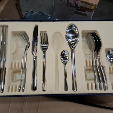 LOT OF EXACT CUTLERY