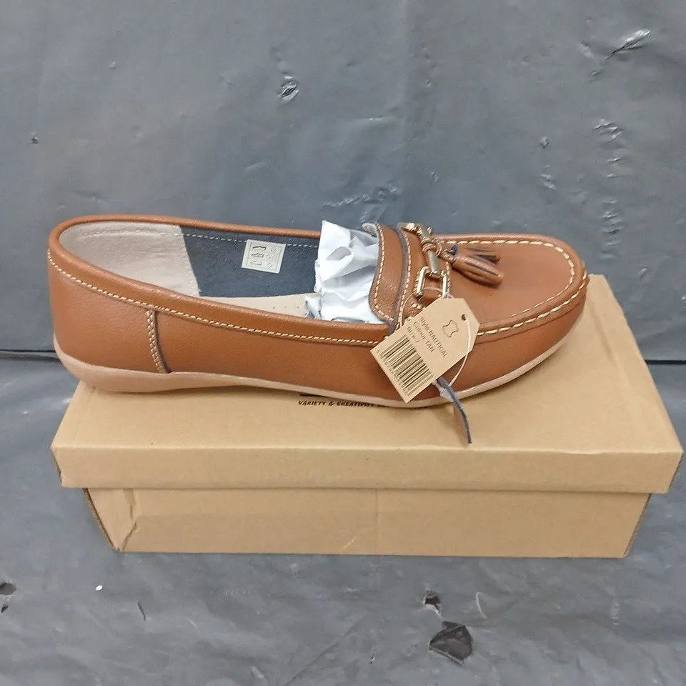 BOXED PAIR OF JO & JOE NAUTICAL MOCCASIN SLIP ON SHOES IN TAN - 7