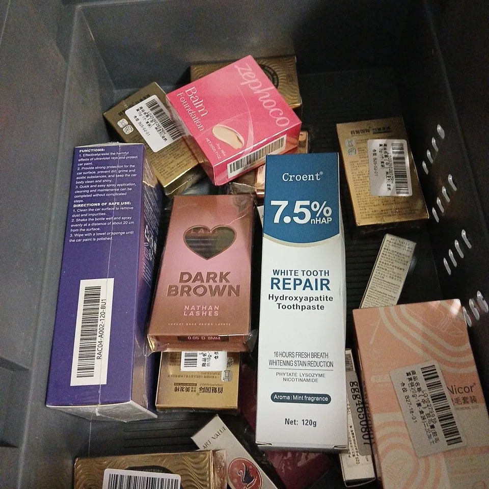 APPROXIMATELY 20 HEALTH AND BEAUTY PRODUCTS TO INCLUDE FUDGE PROFESSIONAL SHAMPOO, ZEPHOCO BALM FOUNDATION AND CROENT TOOTHPASTE