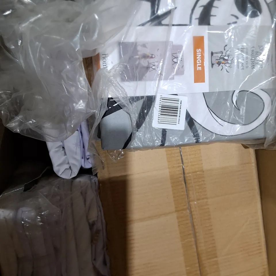 BOX OF APPROXIMATELY 8 ASSORTED BEDDING & SOFT FABRICS ITEMS TO INCLUDE - DUVET SETS
