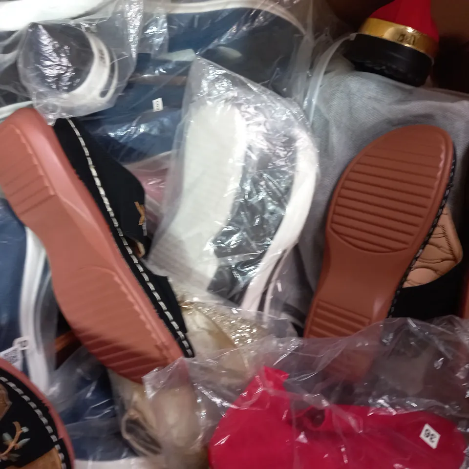 BOX OF APPROXIMATELY 20 ASSORTED PAIRS OF SHOES IN VARIOUS STYLES & SIZES TO INCLUDE ZARA, BERSHKA, ETC