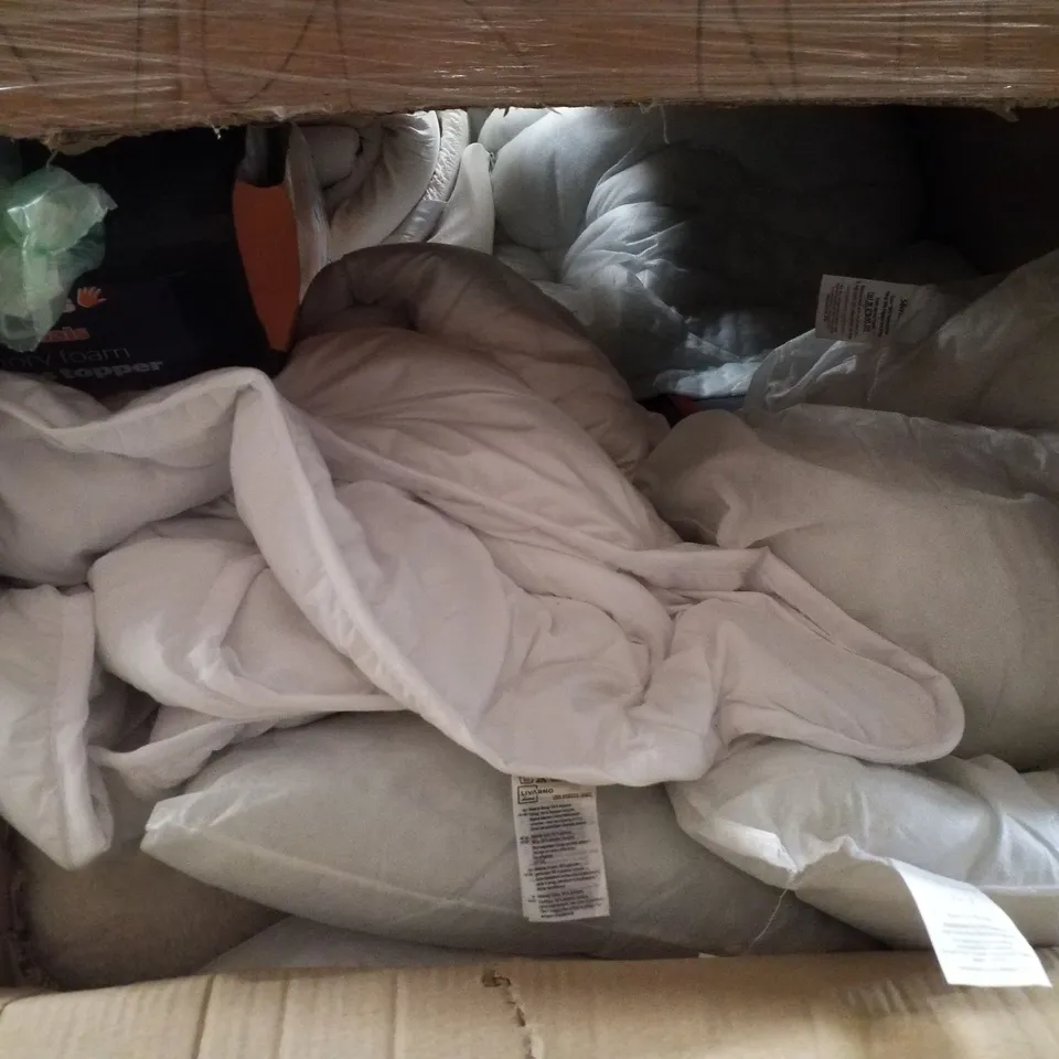 PALLET CONTAINING ASSORTED BEDDING & BEAN BAGS 