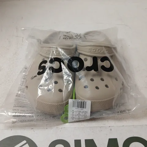 BAGGED CROCS CLASSIC CLOG SAND/BEIGE – SIZE M4/W5