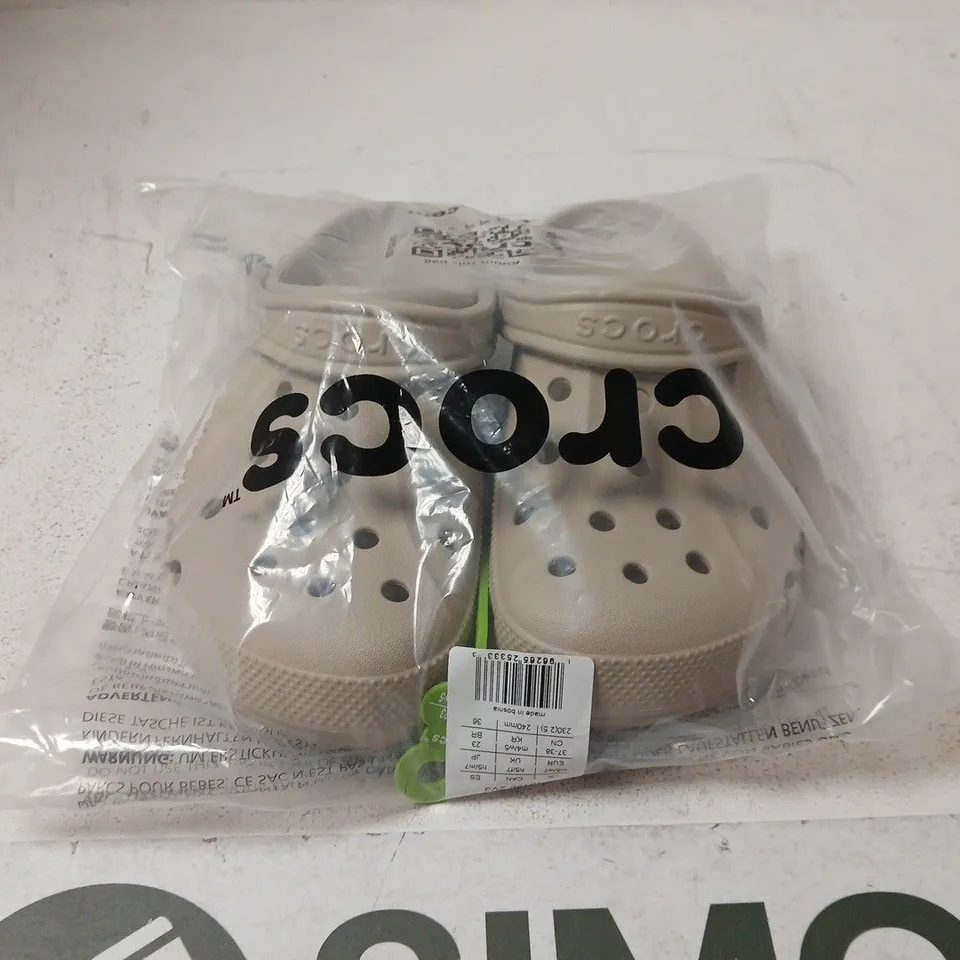 BAGGED CROCS CLASSIC CLOG SAND/BEIGE – SIZE M4/W5