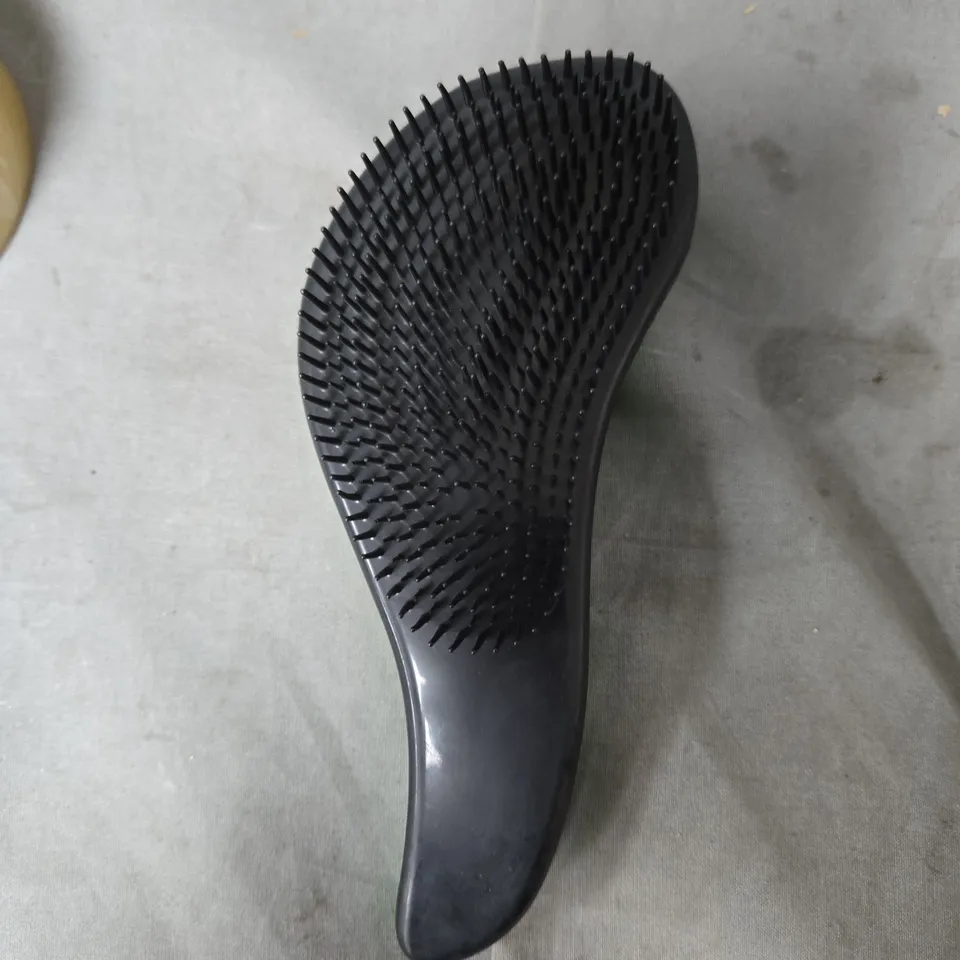 DETANGLING HAIR BRUSH, CURVED BLACK PADDLE WITH DENSE BRISTLES, BOX OF APPROXIMATELY 15