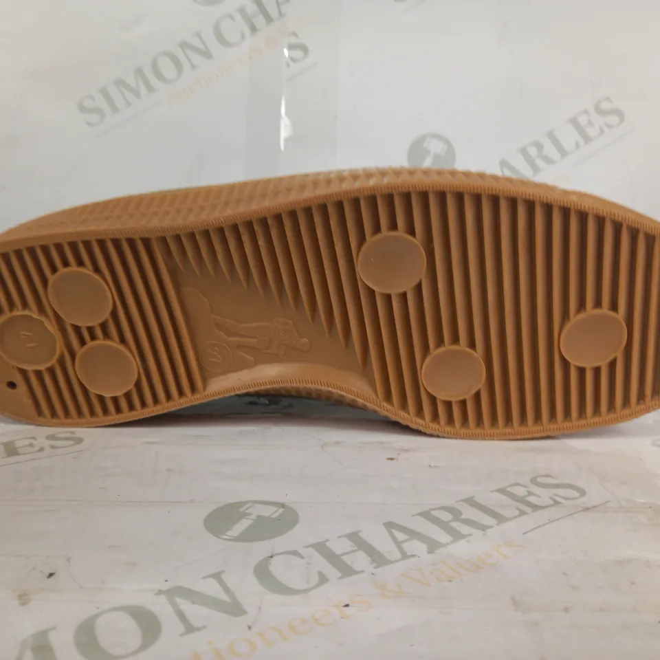 BOXED PAIR OF NOVESTA SHOES IN GREEN EU SIZE 41