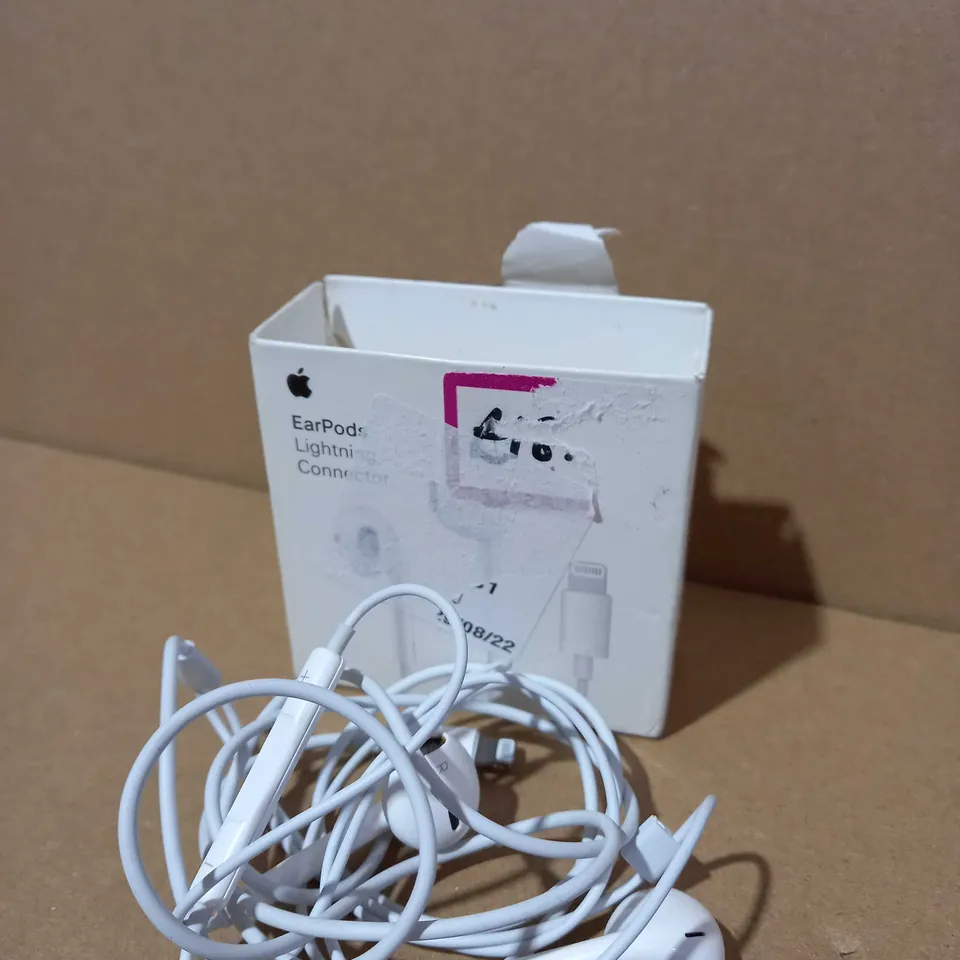 APPLE EARPODS WITH LIGHTENING CONNECTOR 