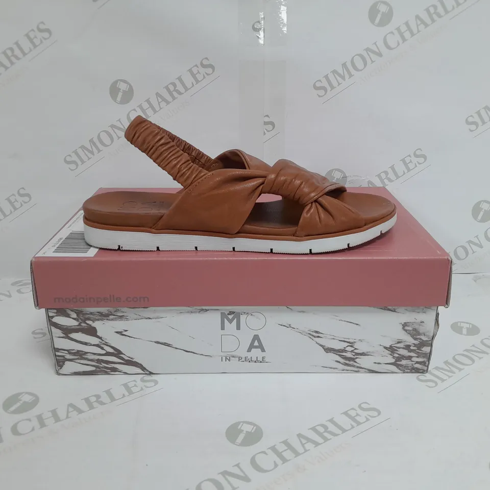 BOXED PAIR OF MODA IN PELLE OLANNA SANDALS IN TAN SIZE 5 