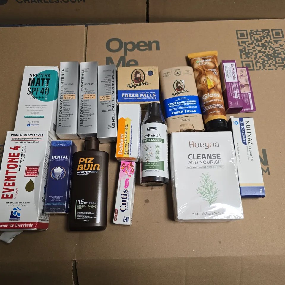 LOT OF APPROXIMATELY 26 ASSORTED HEALTH AND BEAUTY ITEMS TO INCLUDE HOEGOA ACID SHAMPOO, DR SQUATCH SOAP AND PIZ BUZZ SUN OTION