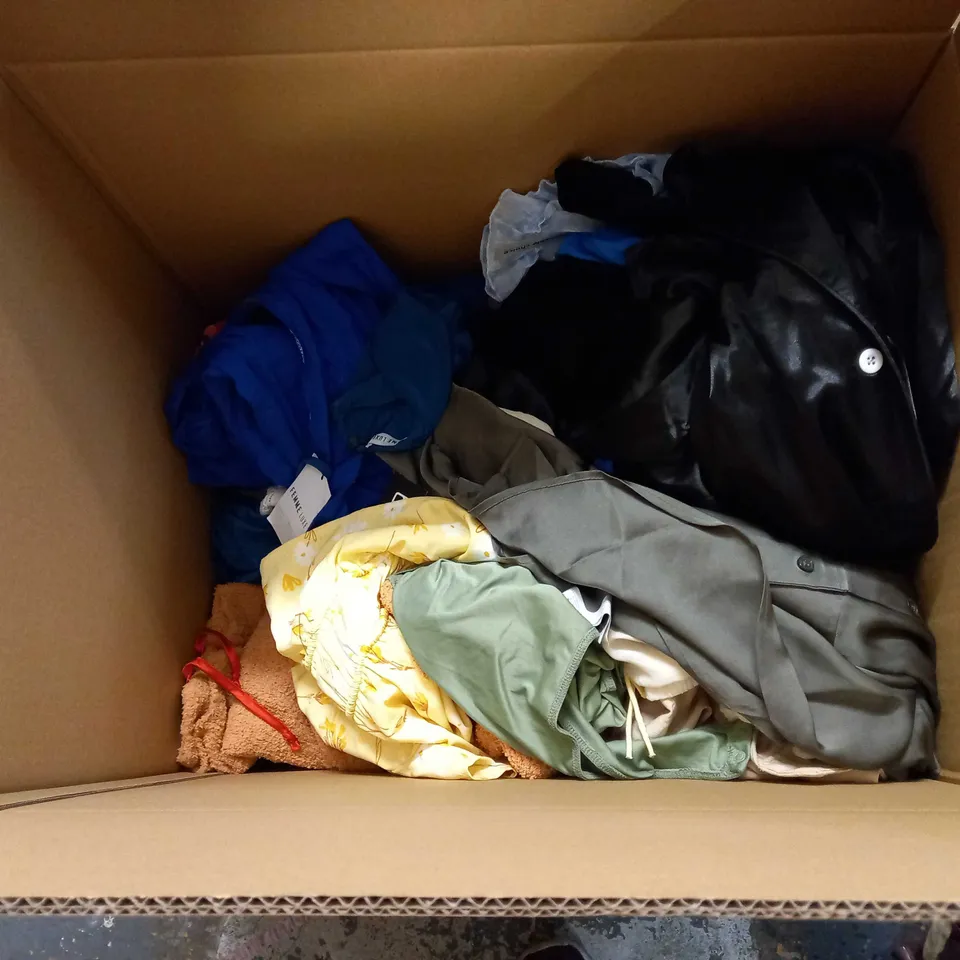 LOT OF APPROX 25 ASSORTED CLOTHING ITEMS VARYING IN SIZE/COLOUR/STYLE TO INCLUDE: TROUSERS, TOPS, DRESSES