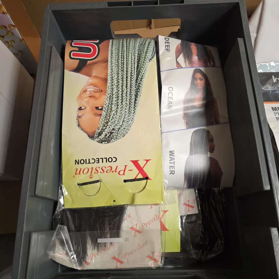APPROXIMATELY 15 ASSORTED HEALTH & BEAUTY PRODUCTS TO INCLUDE HAIR EXTENSIONS, CLARINS MAKE-UP BAG, WAHL ATTACHMENT COMBS SET ETC - COLLECTION ONLY