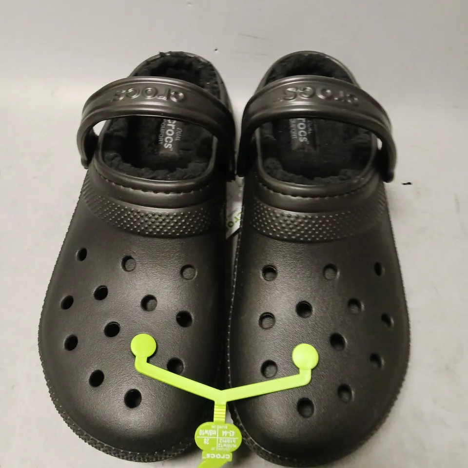 PAIR OF CROCS UNISEX SHOES, BLACK - UK SIZE 9/10