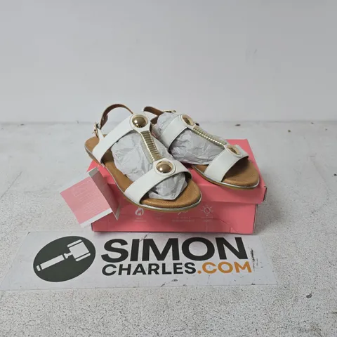 DR LIGHTFOOT WIDE FIT QUINN WHITE SANDALS – UK 5