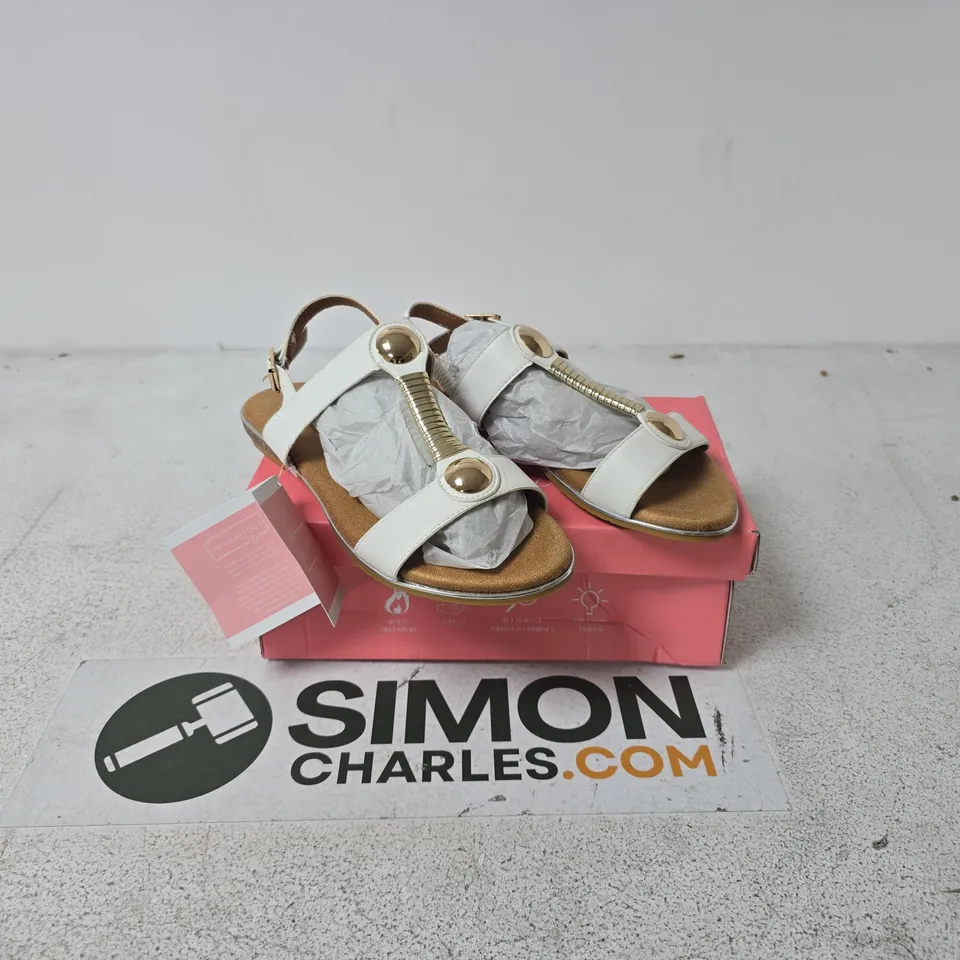 DR LIGHTFOOT WIDE FIT QUINN WHITE SANDALS – UK 5
