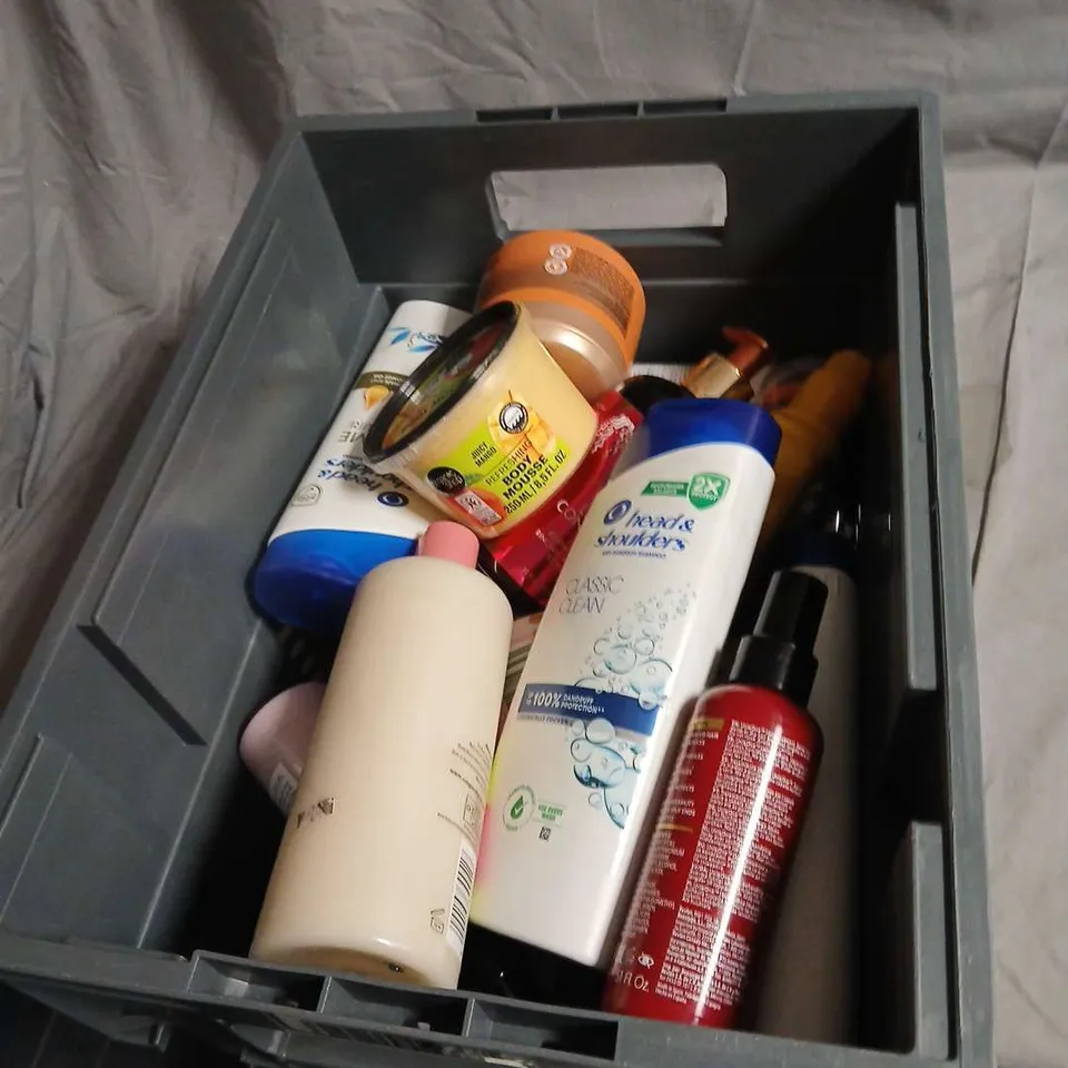 APPROXIMATELY 20 ASSORTED HEALTH & BEAUTY PRODUCTS INCLUDING REVLON UNIQ ONE HAIR TREATMENT SANCTUARY SPA BODY BUTTER AND SOAP & GLORY BODY WASH