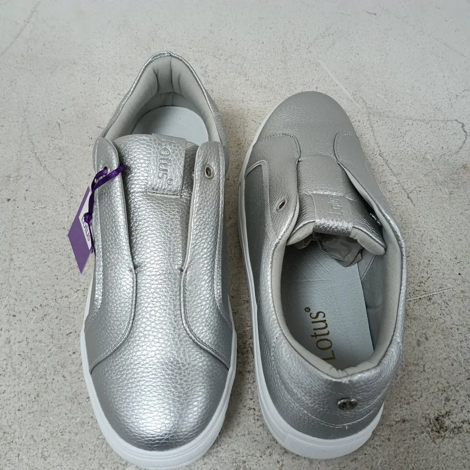 BOXED PAIR OF LOTUS LEON SHOES IN SILVER - EU 40