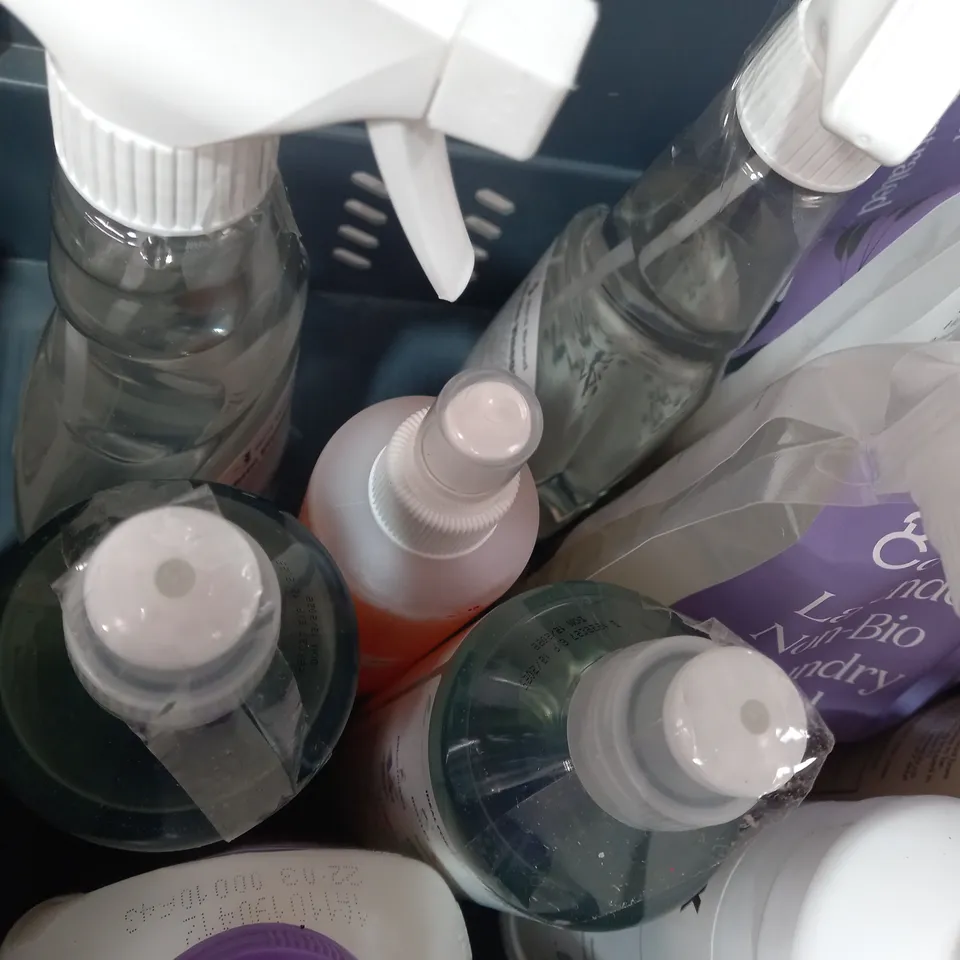 LOT OF APPROXIMATELY 10 ASSORTED HOUSEHOLD ITEMS TO INCLUDE TURTLEWAX WAX IT WET, TOILET PINK FRESH FLUSH, BIRD BRAND WHITE VINEGAR, ETC