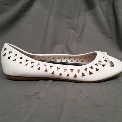 BOX OF APPROX 12 AVON KHLOE BALLERINA SHOES IN WHITE - UK 6