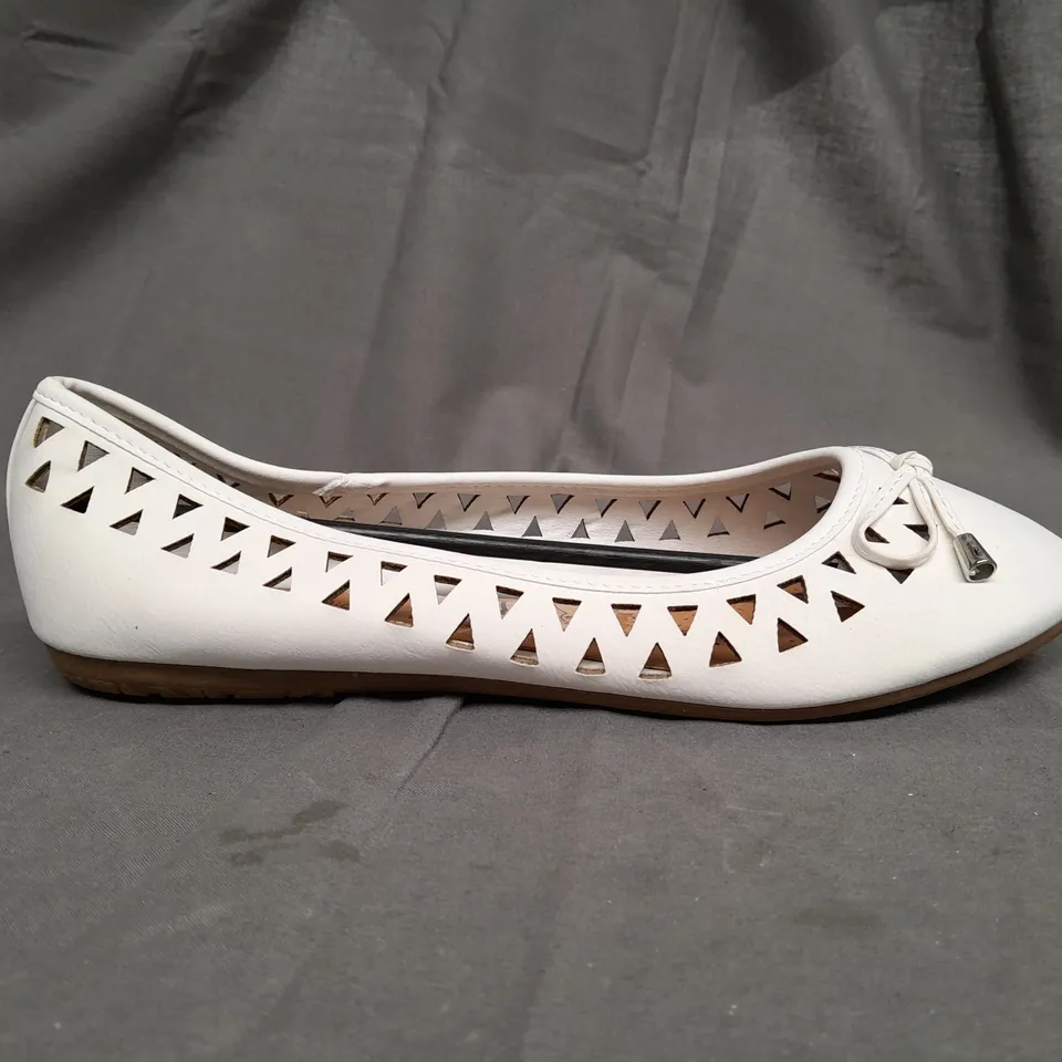 BOX OF APPROX 12 AVON KHLOE BALLERINA SHOES IN WHITE - UK 6